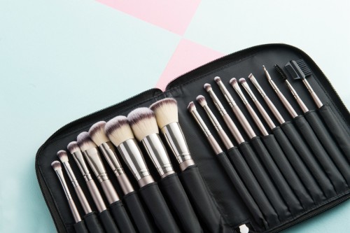OEM Professional 18PCS Cosmetic Makeup Brush with New Fashion Pouch